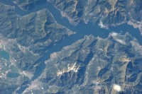 Озеро Комо (итал. Lago di Como)— третье по величине озеро Италии (длина 47 — км, ширина — до 4 км), одно из самых глубоких в Европе (до 410 м). Расположено в 40 км к северу от Милана на высоте 199 м в оправе известняковых и гранитных гор высотой до 600 м с юга и 2400 м с севера. Состоит из трёх рукавов длиной около 26 км. Берёт название от прибрежного города Комо.