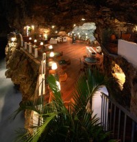 Отель Grotta Palazzese является одним из лучших отелей благодаря своему расположению, он находится на скале Полиньяно, в 30 км от Бари.  Полиньяно а Маре - это восхитительный средневековый город с узкими улочками и белыми домами, построенными на отвесных скалах с природными пещерами. Пещера, название которой носит отель называется 