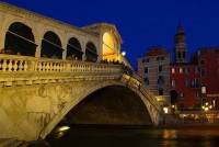 Мост Риальто (Ponte di Rialto) — один из четырёх мостов через Гранд-канал в Венеции, располагается в квартале Риальто. Самый первый и самый древний мост через канал. Самый известный мост Венеции и один из символов города.  Построен в самой узкой части Гранд-канала. Изначально был деревянным и неоднократно рушился. В конце XVI века был возведён новый мост из камня, дошедший до наших дней. Неподалёку находятся знаменитый рынок Риальто и старинная церковь Сан-Джакомо ди Риальто.