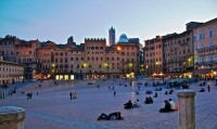 Романтичные итальянцы на главной площади Сиены Piazza del Campo.