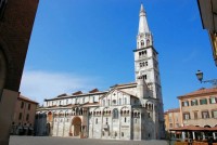Дуомо - главный собор Модены, он является одним из важнейших в Европе памятников романского стиля.