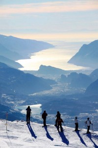 Вид на озеро Гарда (Lago di Garda) с горы Paganella 2125 метров над уровнем моря. Trentino
