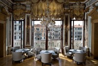 Чудесным видом на Канал Гранде в Венеции можно с комфортом любоваться из Дворца Пападополи (Palazzo Papadopoli), в котором расположился роскошный отель Aman.