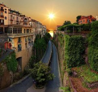 Неподалёку от Неаполя уютно расположился приморский городок — Сорренто с одной из живописных дорог.